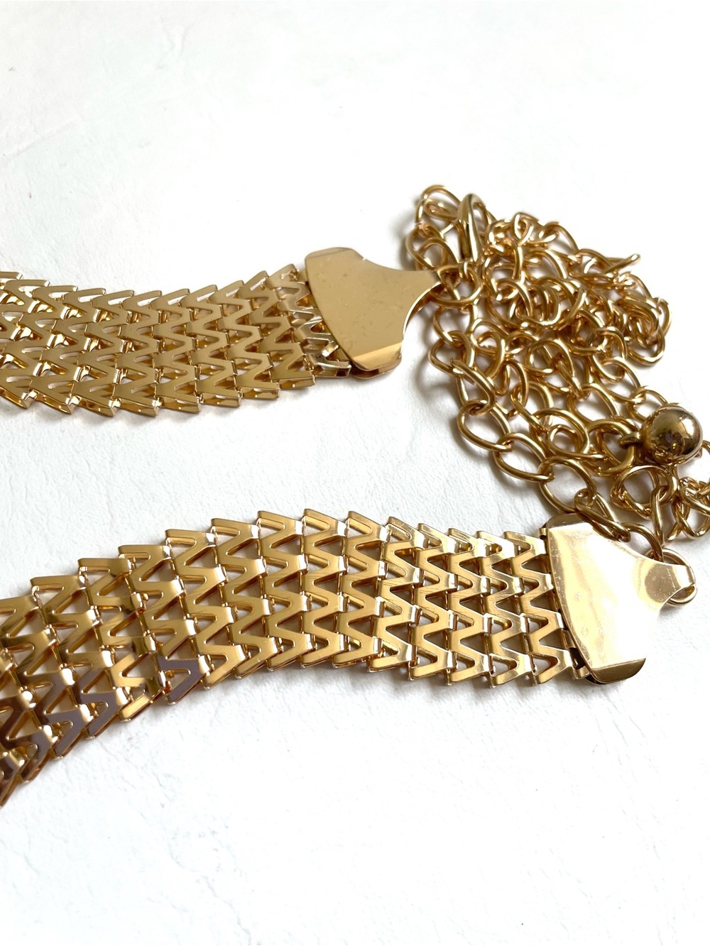 LIGHT WEIGHT GOLD TONE METAL SEGMENTED FLEXIBLE ADJUSTABLE BELT - Picture 7 of 7